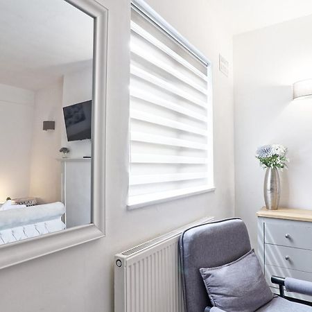 Luxury 3-Bed Apartment Near To London With Parking Hornchurch Exterior foto