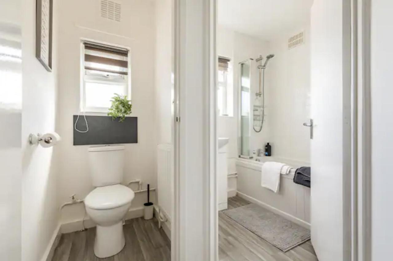 Luxury 3-Bed Apartment Near To London With Parking Hornchurch Exterior foto