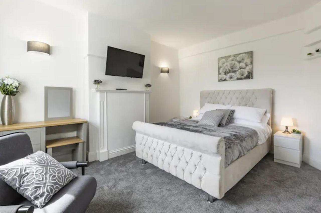 Luxury 3-Bed Apartment Near To London With Parking Hornchurch Exterior foto