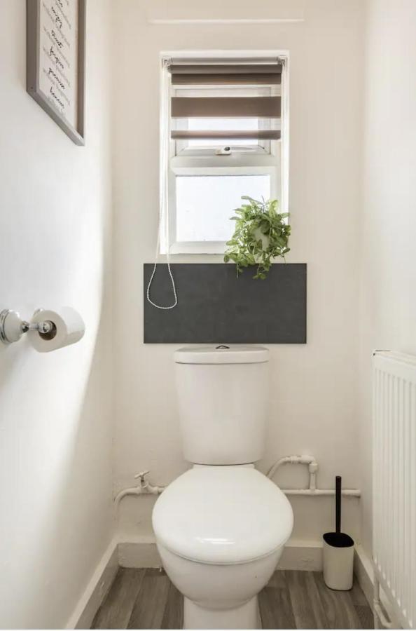 Luxury 3-Bed Apartment Near To London With Parking Hornchurch Exterior foto