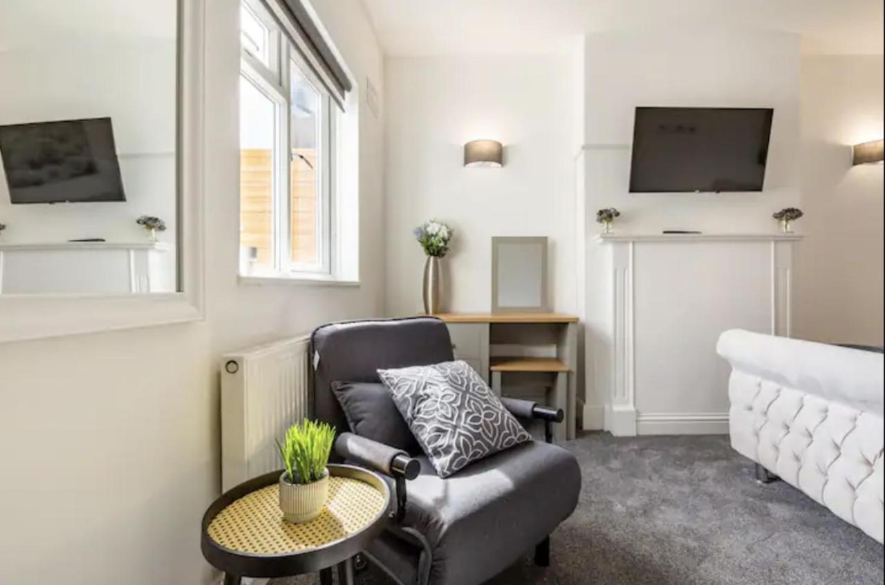 Luxury 3-Bed Apartment Near To London With Parking Hornchurch Exterior foto