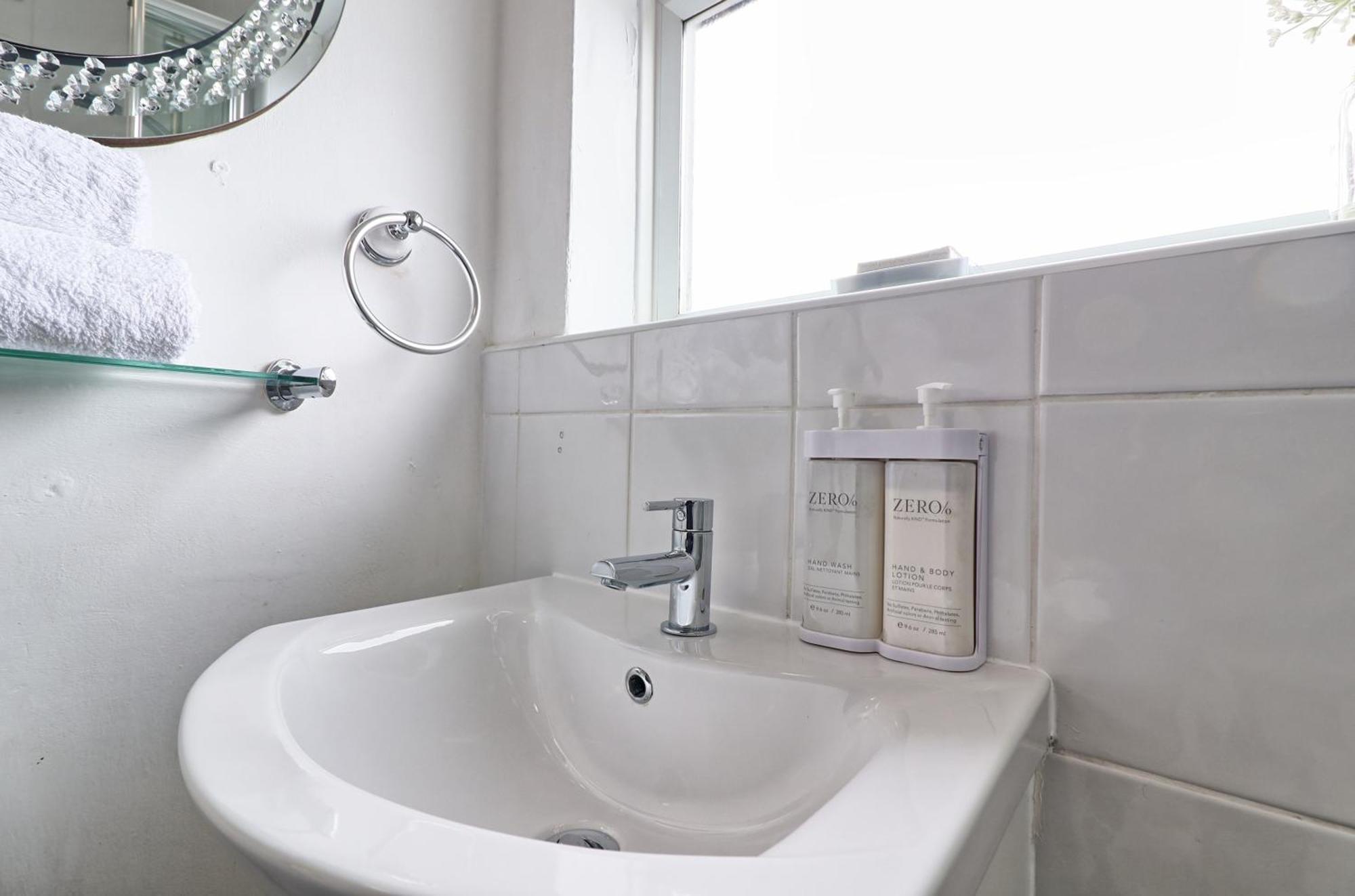 Luxury 3-Bed Apartment Near To London With Parking Hornchurch Exterior foto