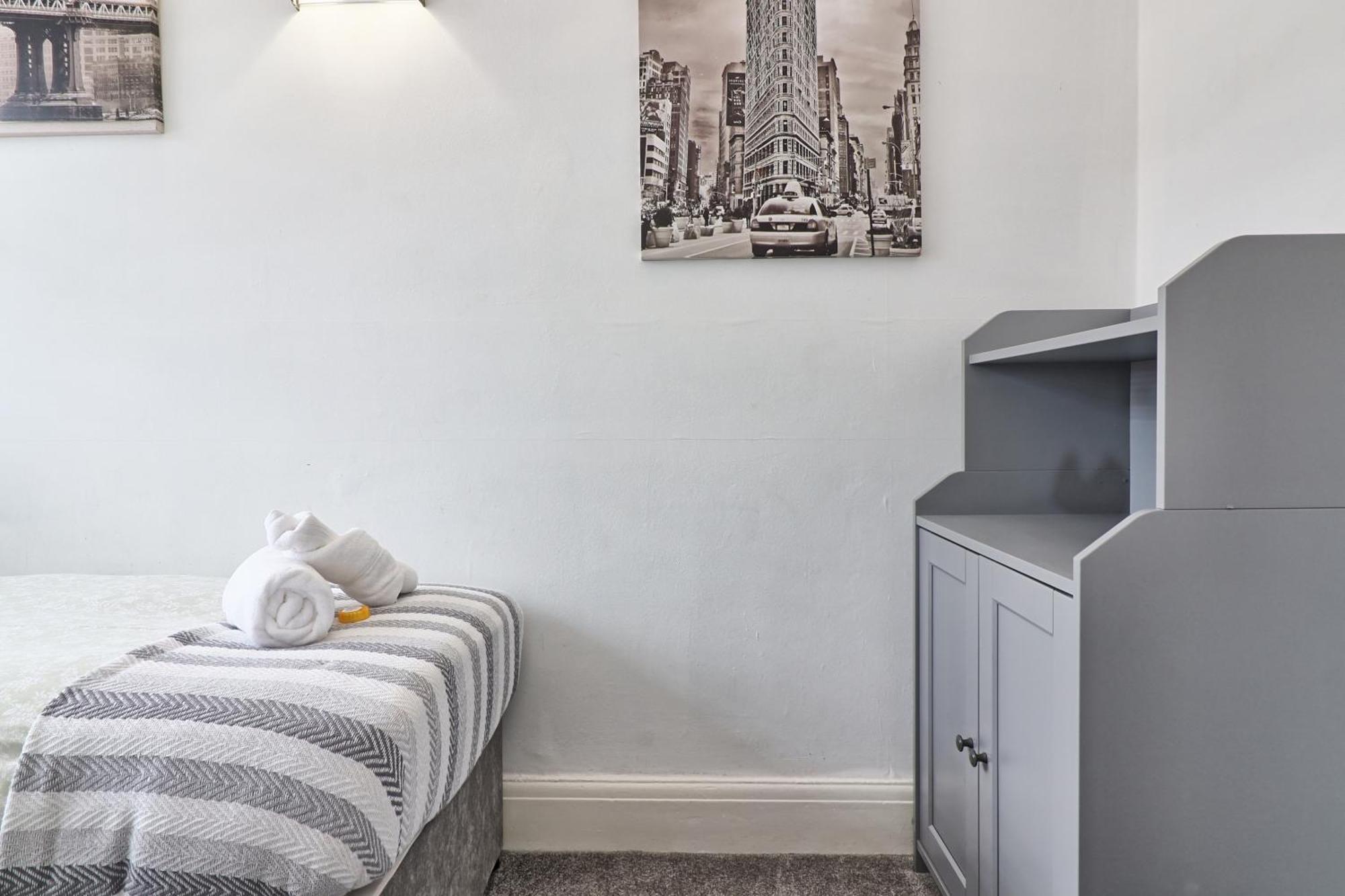 Luxury 3-Bed Apartment Near To London With Parking Hornchurch Exterior foto