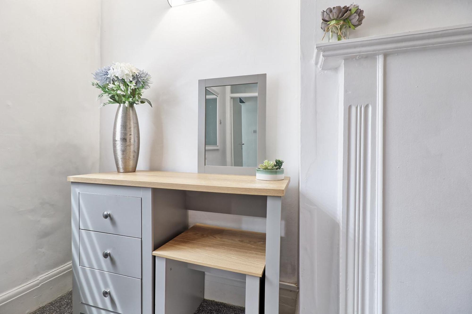 Luxury 3-Bed Apartment Near To London With Parking Hornchurch Exterior foto