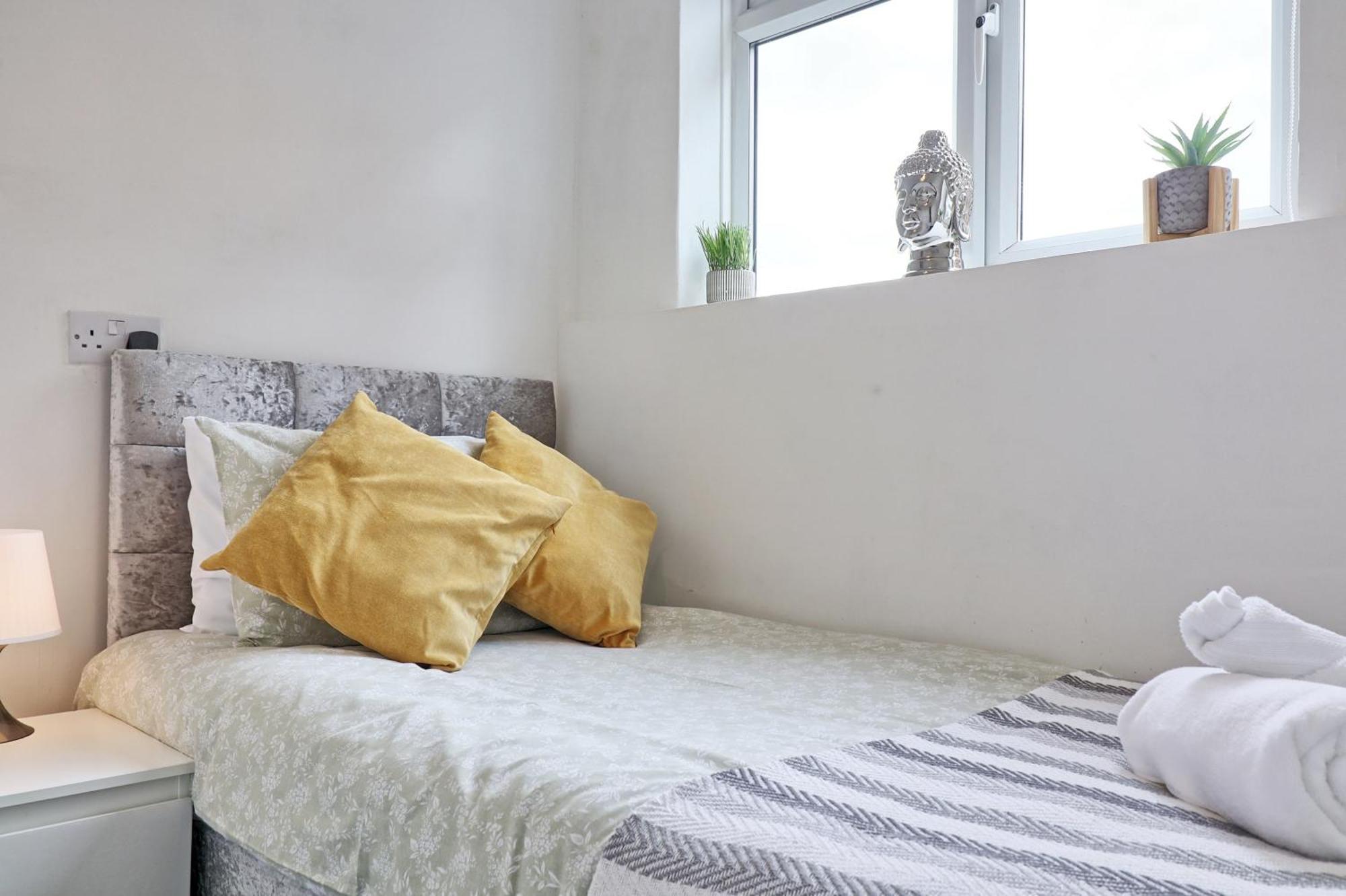 Luxury 3-Bed Apartment Near To London With Parking Hornchurch Exterior foto