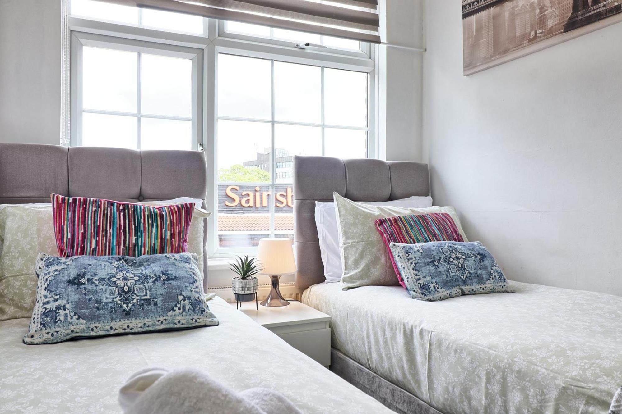 Luxury 3-Bed Apartment Near To London With Parking Hornchurch Exterior foto