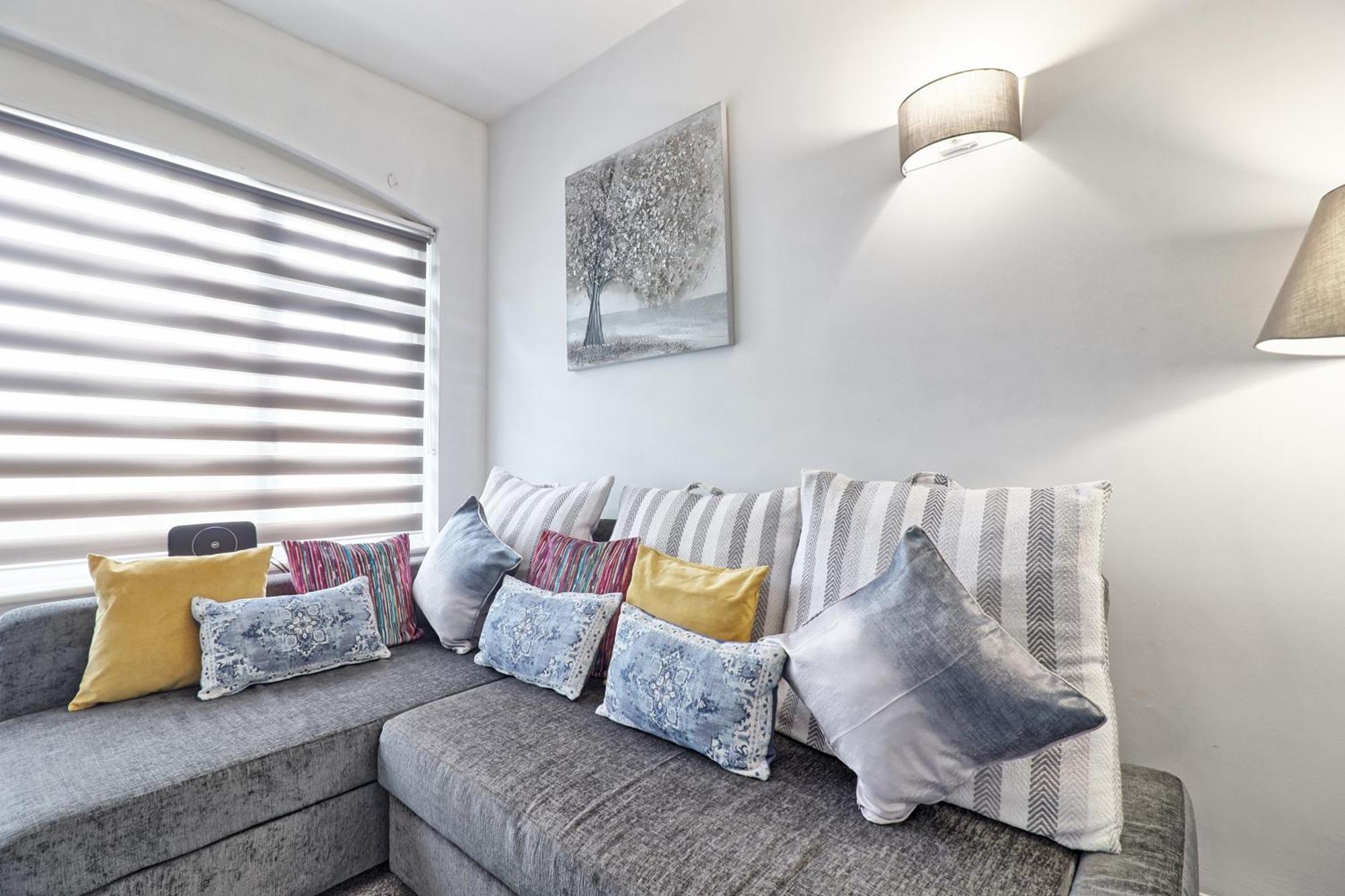 Luxury 3-Bed Apartment Near To London With Parking Hornchurch Exterior foto