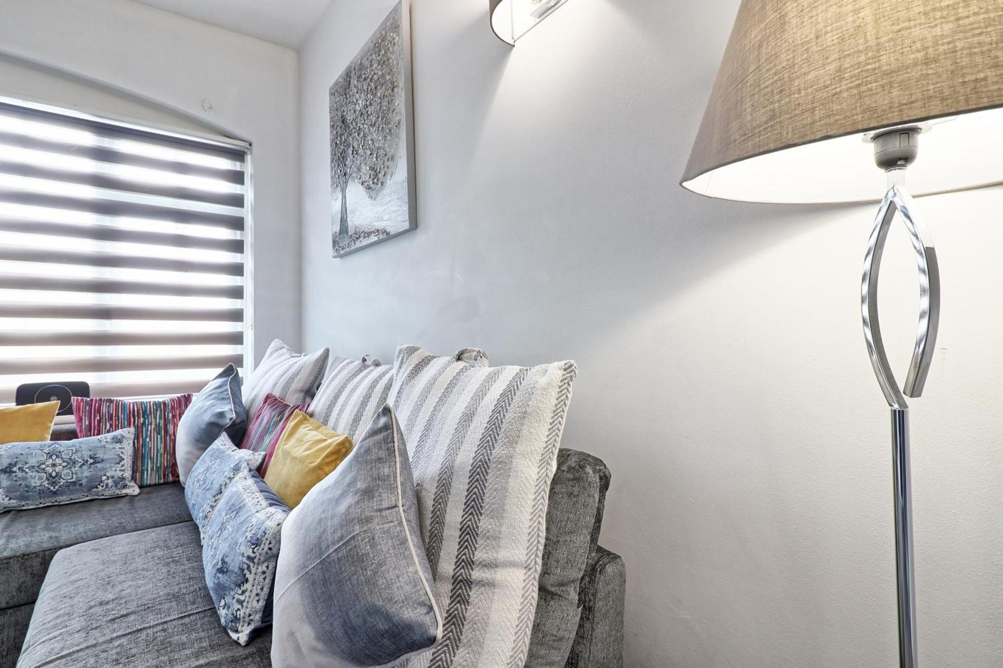 Luxury 3-Bed Apartment Near To London With Parking Hornchurch Exterior foto