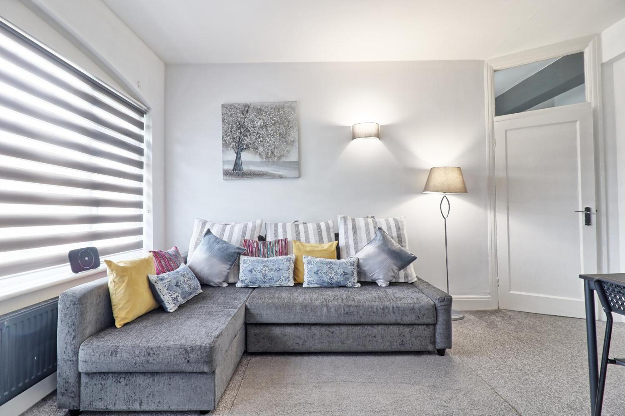 Luxury 3-Bed Apartment Near To London With Parking Hornchurch Exterior foto