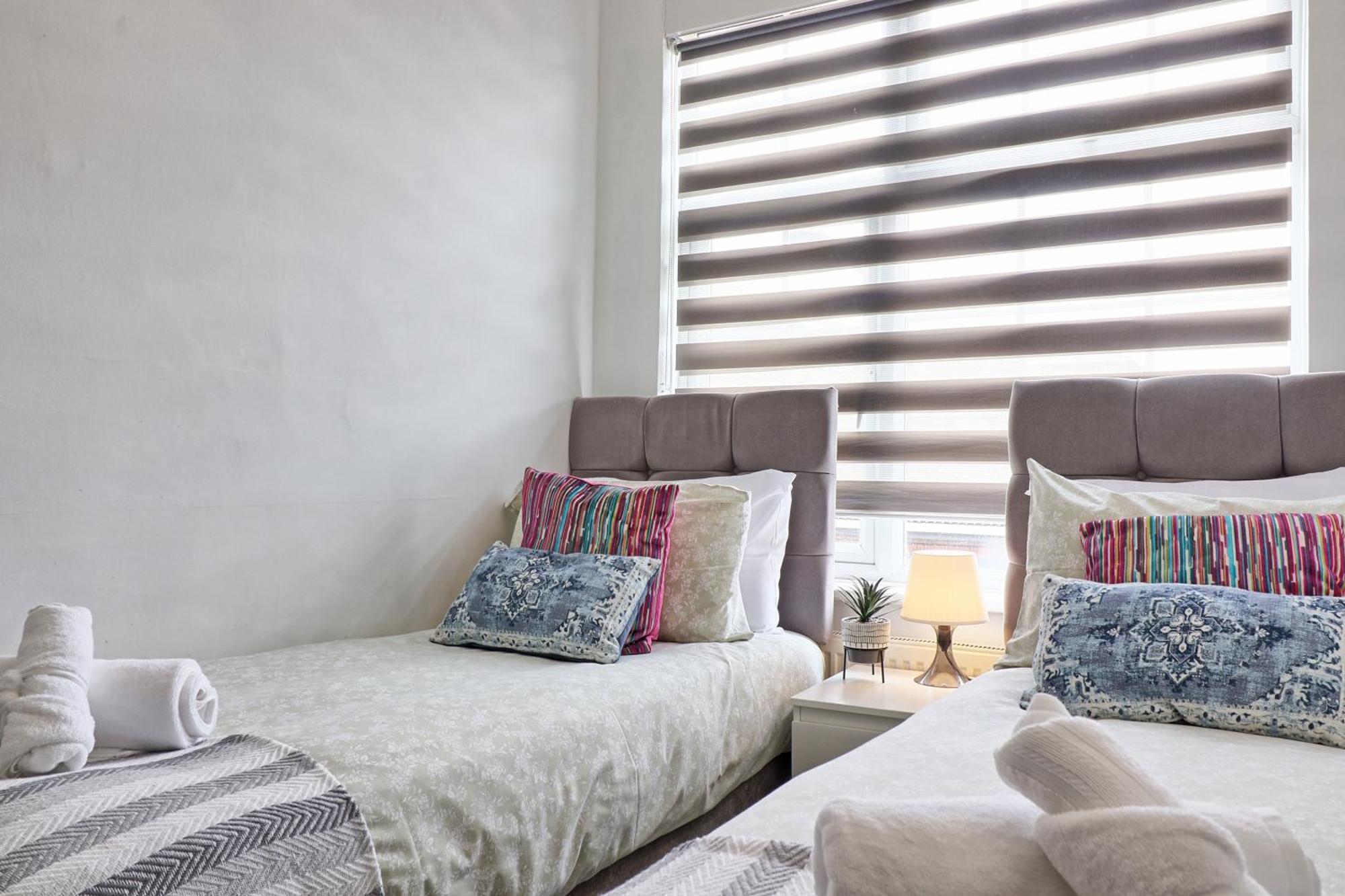 Luxury 3-Bed Apartment Near To London With Parking Hornchurch Exterior foto